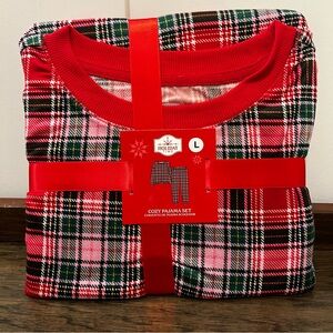 Holiday Time Women’s Brilliant Red Plaid 2 pc Cozy Pajama Set Large